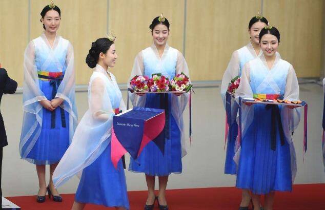 職業(yè)裝禮儀服特點(diǎn)