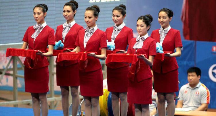 職業(yè)裝禮儀服特點(diǎn)