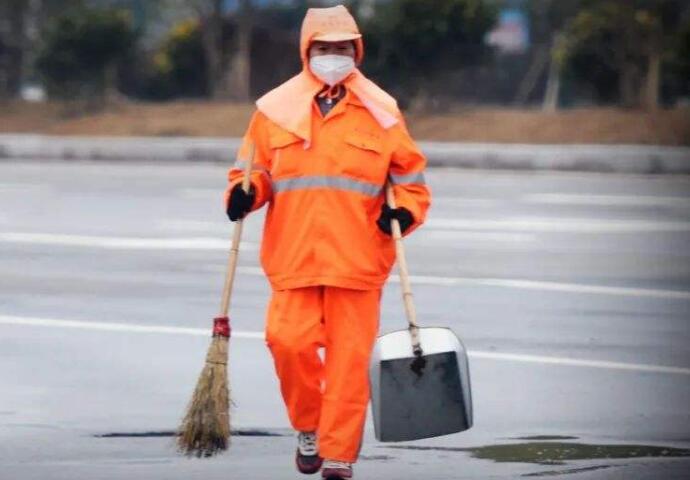 環(huán)衛(wèi)工人奮戰(zhàn)在抗疫一線