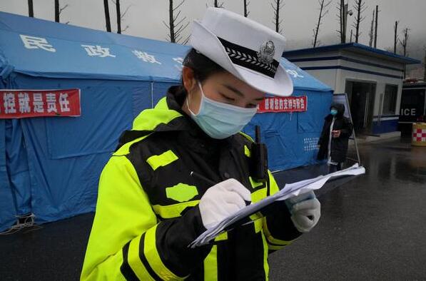 女交警奮戰(zhàn)在抗疫一線