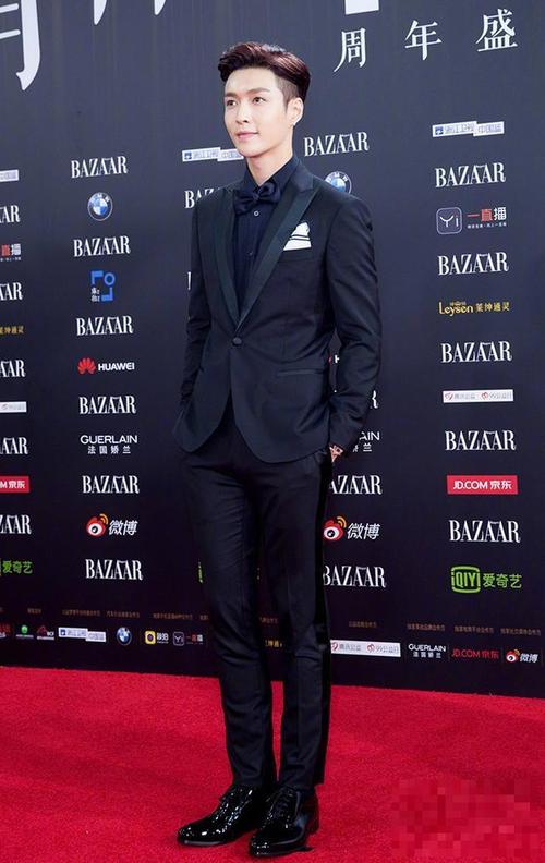 張藝興一粒扣西裝活動照