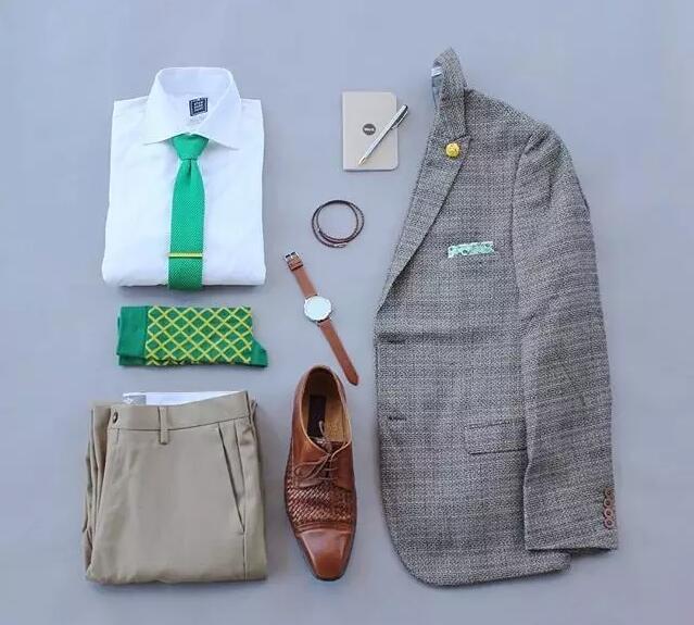 灰色西服怎么搭配